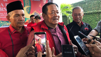Serahkan SK 30 DPC PDIP di Sumut, Rapidin Simbolon: Siapkan Mesin Partai untuk Hadapi Pemilu 2029
