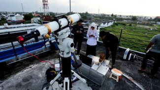 Terhalang Awan, Pemantauan Gerhana Bulan Terlihat Samar-samar di Medan