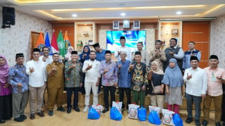 Serahkan 1529 Bingkisan Ramadan, Rektor Agussani: Alhamdulillah, UMSU Terus Maju Atas Doa dan Dukungan Masyarakat
