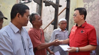 Serahkan Bantuan kepada Korban Kebakaran, Hasyim: PDIP Harus Hadir Saat Rakyat Tertimpa Musibah