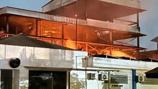 Pabrik Pengelolaan Minyak Sawit di Medan Terbakar, 10 Armada Damkarmat Medan Diterjunkan untuk Menjinakan Sijago Merah