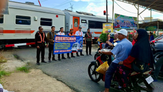 KAI Bandara Kampanyekan Keselamatan Berlalu Lintas Kepada Masyarakat di Perlintasan KA Medan-Binjai