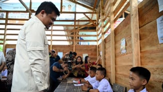 Dari Dinding Papan Menuju Gedung Permanen, Gubernur Bobby Nasution Wujudkan Impian Siswa SMPN 4 Sitolu Ori