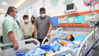 Jenguk Korban Keracunan MBG di Karo, Gubernur Sumut: Kondisinya Parah dan Sempat Mengalami Penurunan Kesadaran
