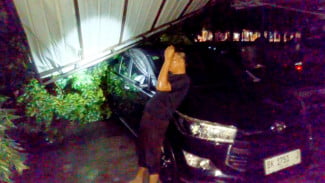 Cuaca Ekstrem Melanda Medan, 3 Mobil Dinas Ketua DPRD Ringsek Tertimpa Pohon