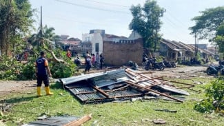 Hujan Disertai Angin Kencang Rusak 150 Rumah Warga dan Bangunan Sekolah Dasar di Medan Johor