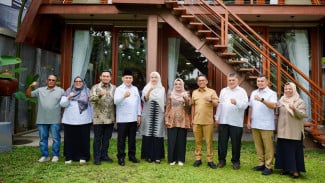 Kunjungan Penuh Kehangatan, Wamenag Romo Syafi'i Kenang Jasa Ayah Zakiyuddin Harahap