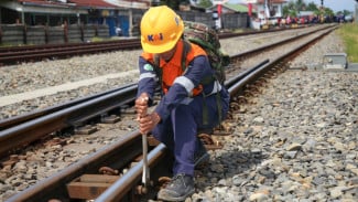 Kisah Petugas PPJ KAI Sumut Berjalan Kaki, Susuri Rel Demi Memastikan Keselamatan Perjalanan Kereta Api