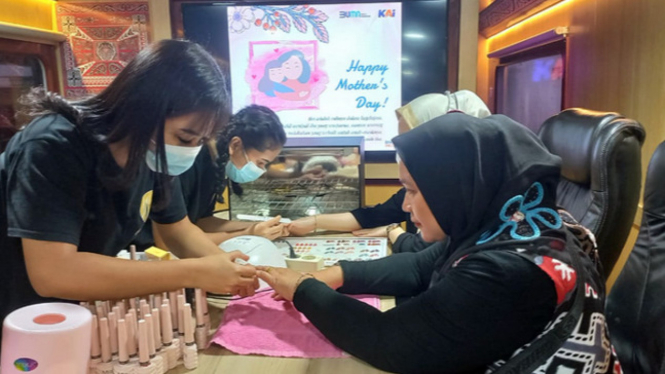 Salon On Station memberikan perawatan diri bagi Ibu di gerbong kereta api di Stasiun Medan.