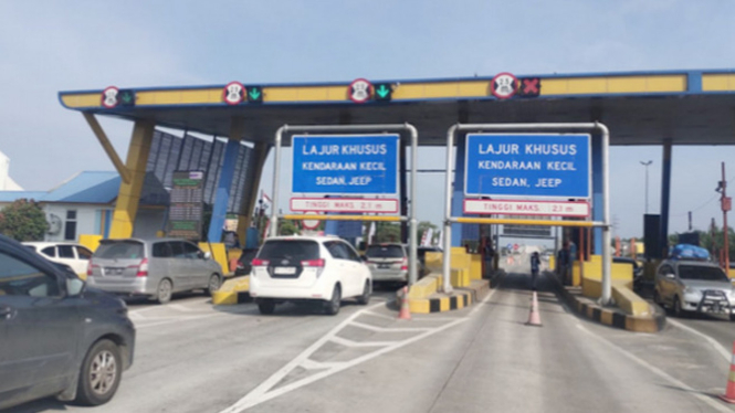 Aktifitas sejumlah mobil di gerbang tol di Sumut. (Istimewa)