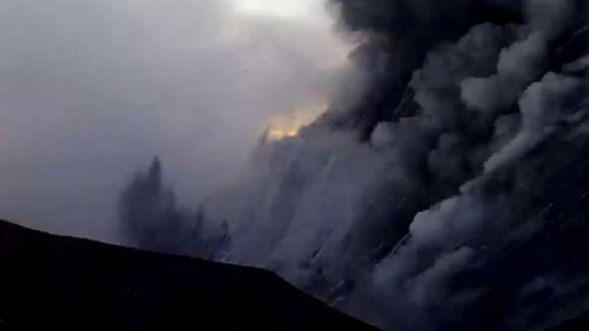 Erupsi Gunung Marapi di Sumatera Barat.