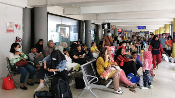 Para penumpang menunggu kedatangan kereta api di Stasiun Besar Medan.
