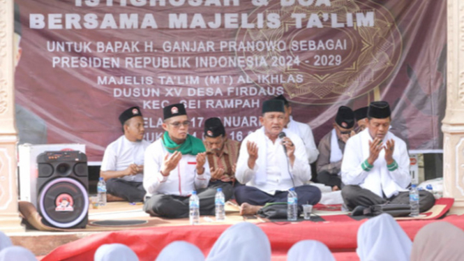 Relawan Usbat Ganjar Sumut berikan pengeras suara di Kabupaten Sergai.