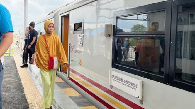 Penumpang melintasi KA Datuk Blambangan di Stasiun Besar Medan.