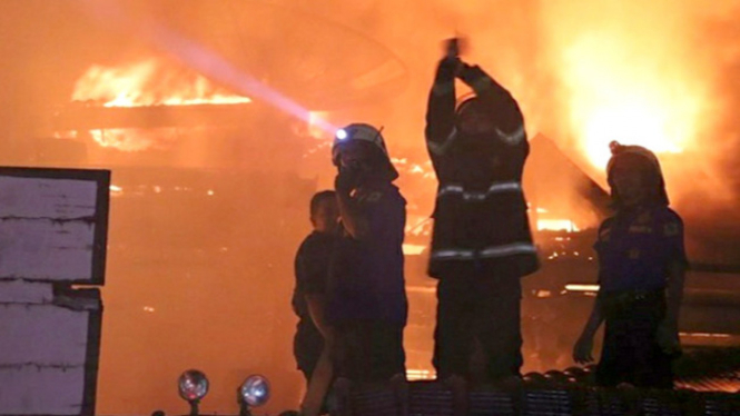 Petugas pemadam kebakaran Medan padamkan api (Ilustrasi).