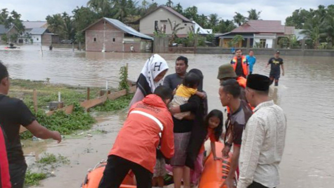 Petugas mengevakuasi warga terdampak banjir di Bireuen.