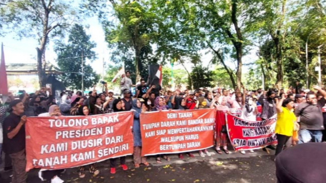 Warga yang tinggal di Bumper Sibolangit unjuk rasa ke DPRD Sumut.