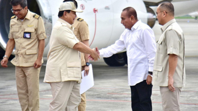 Gubernur Sumut Edy Rahmayadi sambut kedatangan Prabowo Subianto.