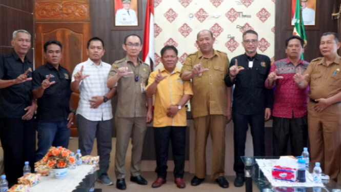 Plt Bupati Langkat bersama pengurus PWI Langkat dan Panitia HPN 2023.
