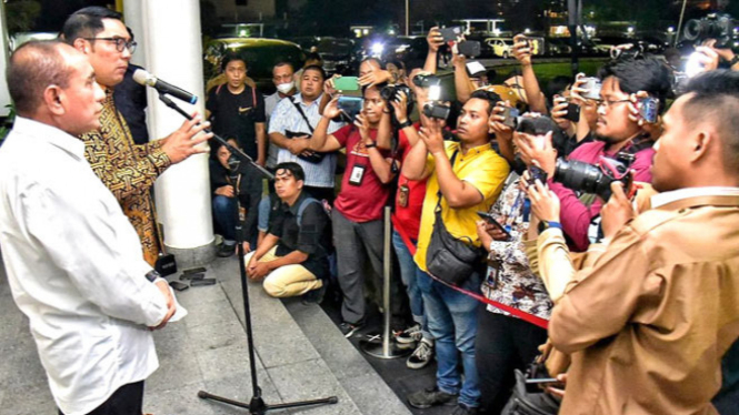 Gubernur Jawa Barat, Ridwan Kamil berikan keterangan kepada wartawan.