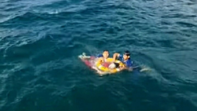 Wanita lompat ke Danau Toba dari kapal Inhan Batak.
