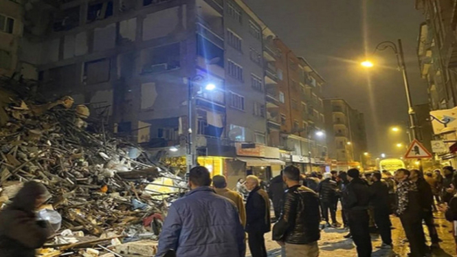 Gempa 7.8 magnitudo di Turki robohkan bangunan.