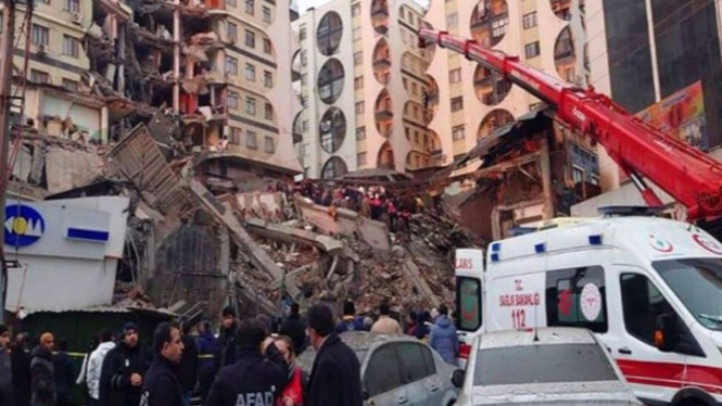 Petugas melakukan pencarian dan pertolongan korban gempa Turki.