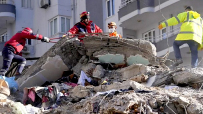 Petugas melakukan pencarian dan penyelamatan korban gempa Turki.