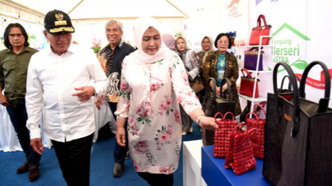 Gubernur Sumut, Edy Rahmayadi kunjungi stand UMKM Sumut HPN 2023.