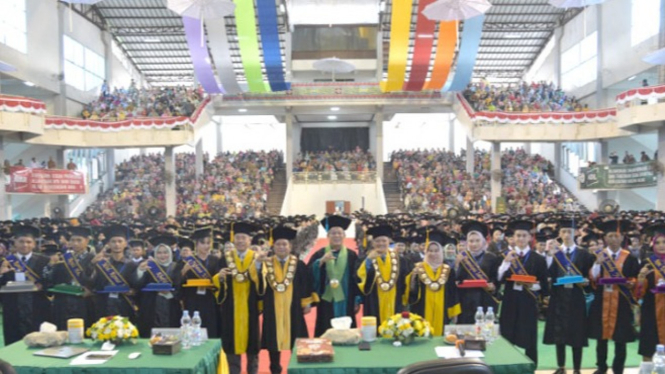 Rektor Unimed, Prof Dr Syamsul Gultom pimpin wisuda 1.356 lulusan.