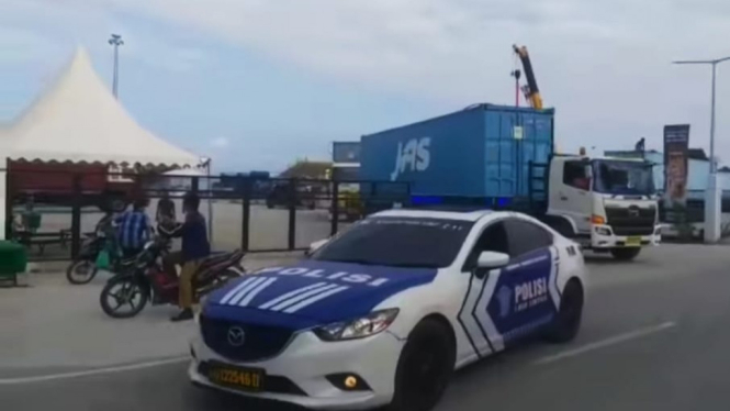 Logistik F1 PowerBoat dikawal kepolisian.