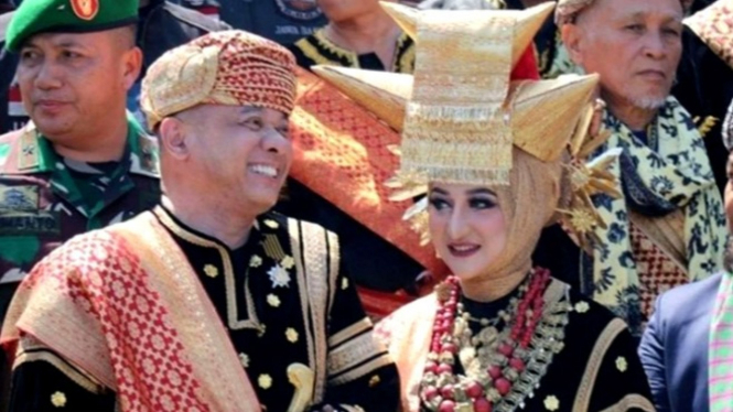 Teddy Minahasa dan istri, Merthy Kushandayani.