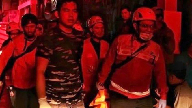Petugas mengevakuasi korban jiwa kebakaran Depo Pertamina Plumpang.