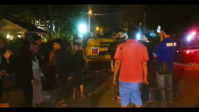 Angkot terbalik usai tabrakan di Jalan Kayam Wuruk, Medan
