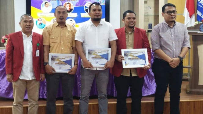 Dekan FISIP UMSU, Dr Arifin Saleh dan 3 doktor baru.