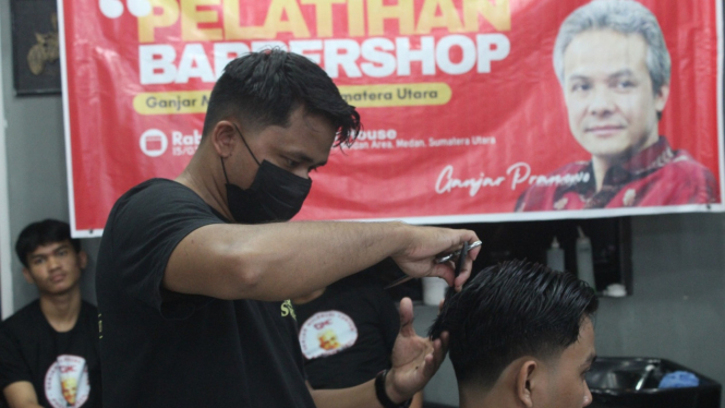 Ganjar Milenial Center Sumut gelar pelatihan barbershop.