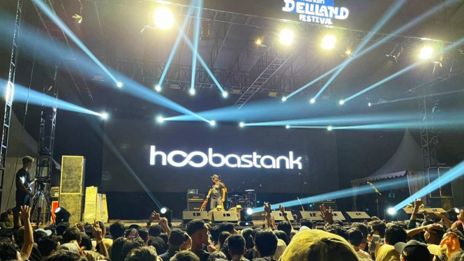 Aksi panggung Hoobastank di Deliland Festival di Medan.