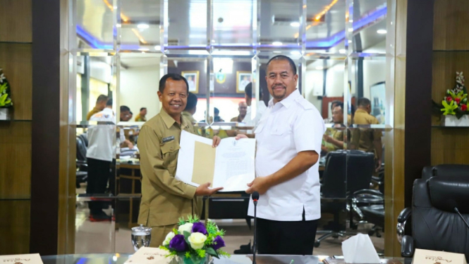 Baharuddin serahkan SK Gubernur Penetapan venue PON 2024.