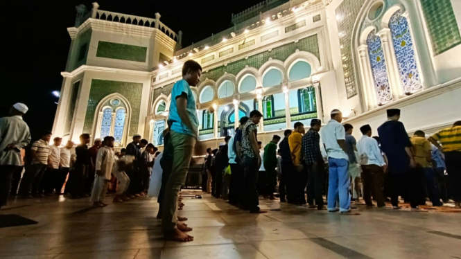 Jamaah memadati Masjid Raya Al-Mashun.