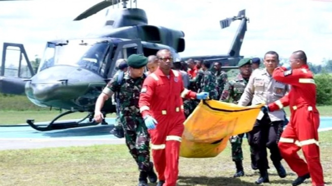 Prajurit TNI-Polri mengevakuasi jenazah korban KKB Papua. (Ilustrasi).