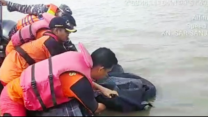 Petugas evakuasi jasad korban tenggelam di perairan Tanjungbalai.