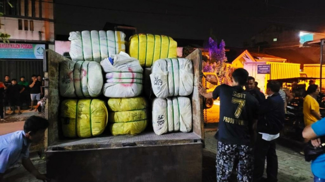 Ratusan ball pakaian bekas import diamankan Polda Sumut.