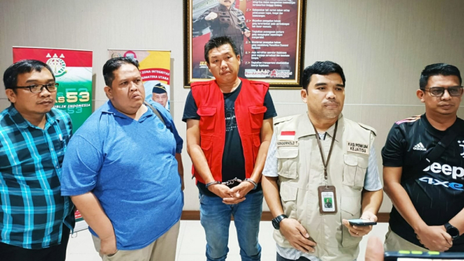 Terpidana korupsi, A Yung (merah) ditangkap Tim Tabur Kejati Sumut