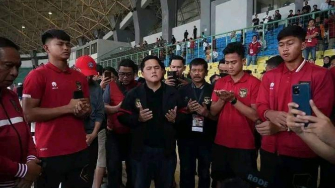 Ketua Umum PSSI, Erick Thohir bersama skuad Timnas Indonesia U-20.