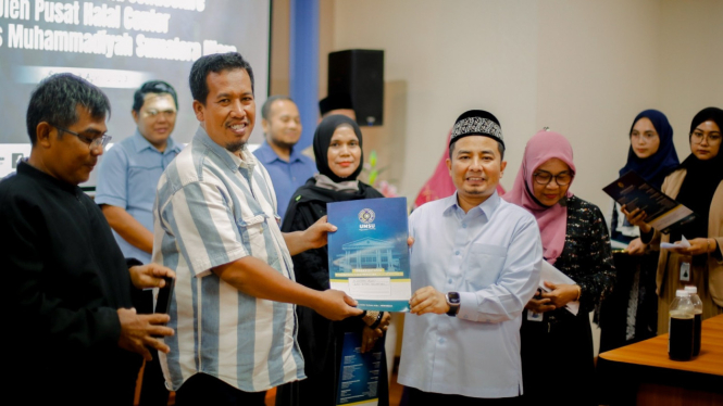 Halal Center UMSU serahkan 55 sertifikat halal gratis ke pelaku UMKM.