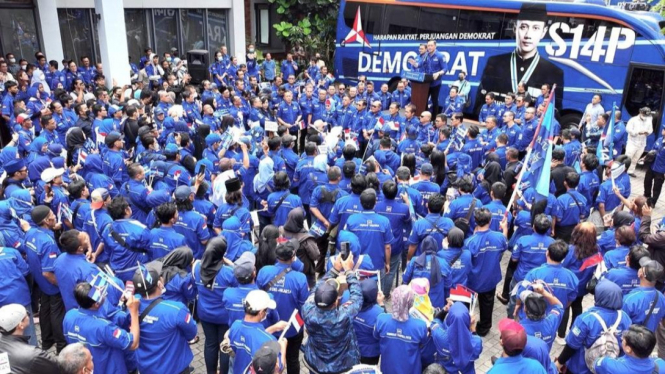 Kader dan simpatisan Demokrat memadati Kantor DPP di Jakarta.