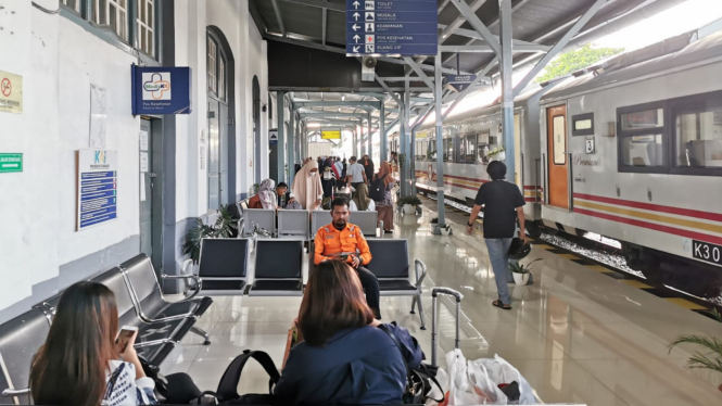Aktifitas penumpang kereta api di Stasiun Besar Medan.
