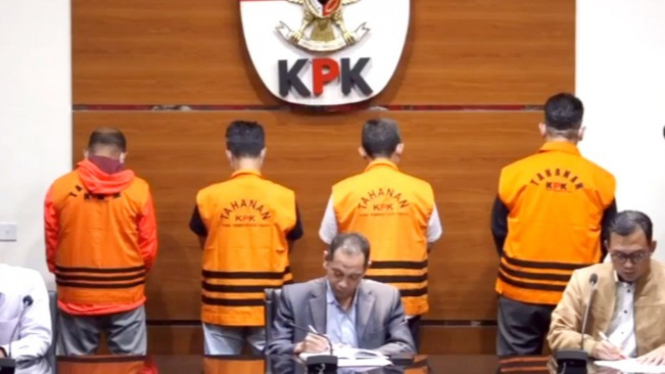 Wali Kota Bandung, Yana Mulyana bersama 4 tersangka korupsi lain.