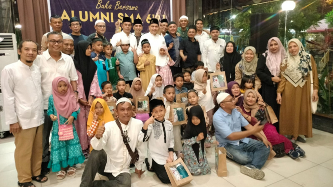 Alumni SMA 6'91 Medan buka puasa bersama anak yatim.