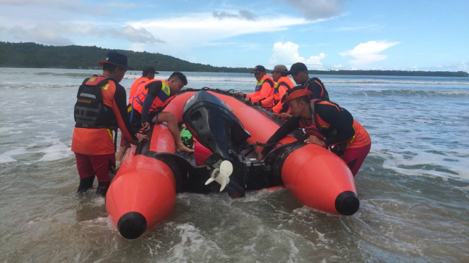 Tim SaR gabungan mencari pelajar yang tenggelam di Laut Nias Selatan.
